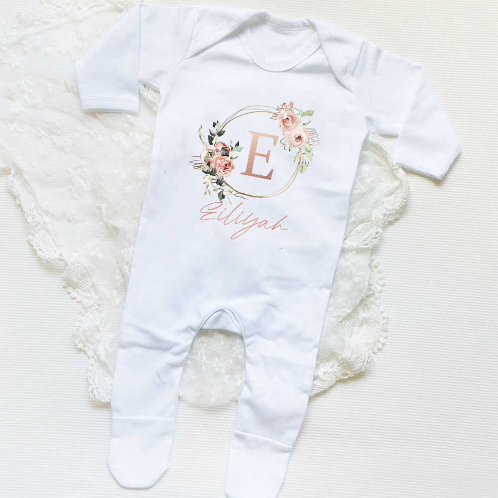 Baby Clothing Names - パーソナライズされた女の赤ちゃんスリープスーツ世界へようこそ Babygrow 新しいベビーギフト帰宅衣装名前 & イニシャル服